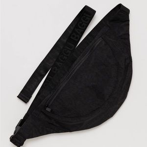 NWT BAGGU BLACK Crescent Fanny Pack bvr